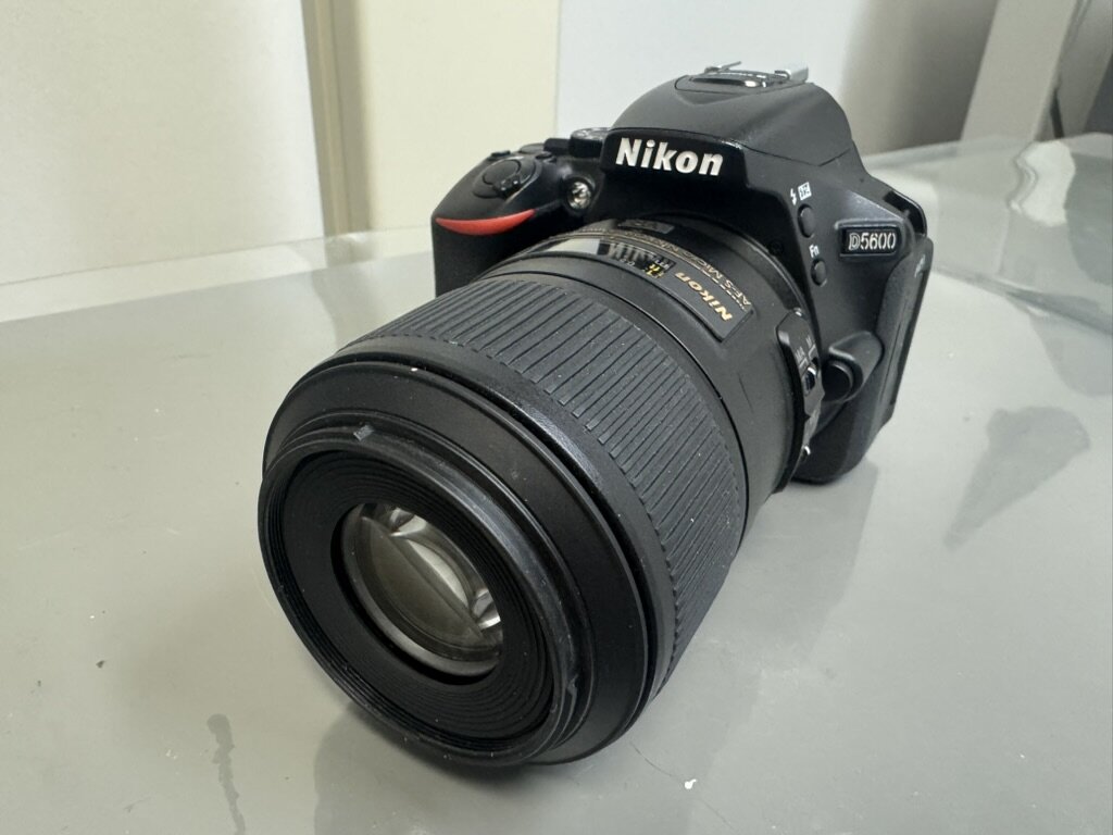 DCC動物病院清水鳥坂で口腔内撮影に使用している一眼レフカメラ Nikon D5600 とマクロレンズ
